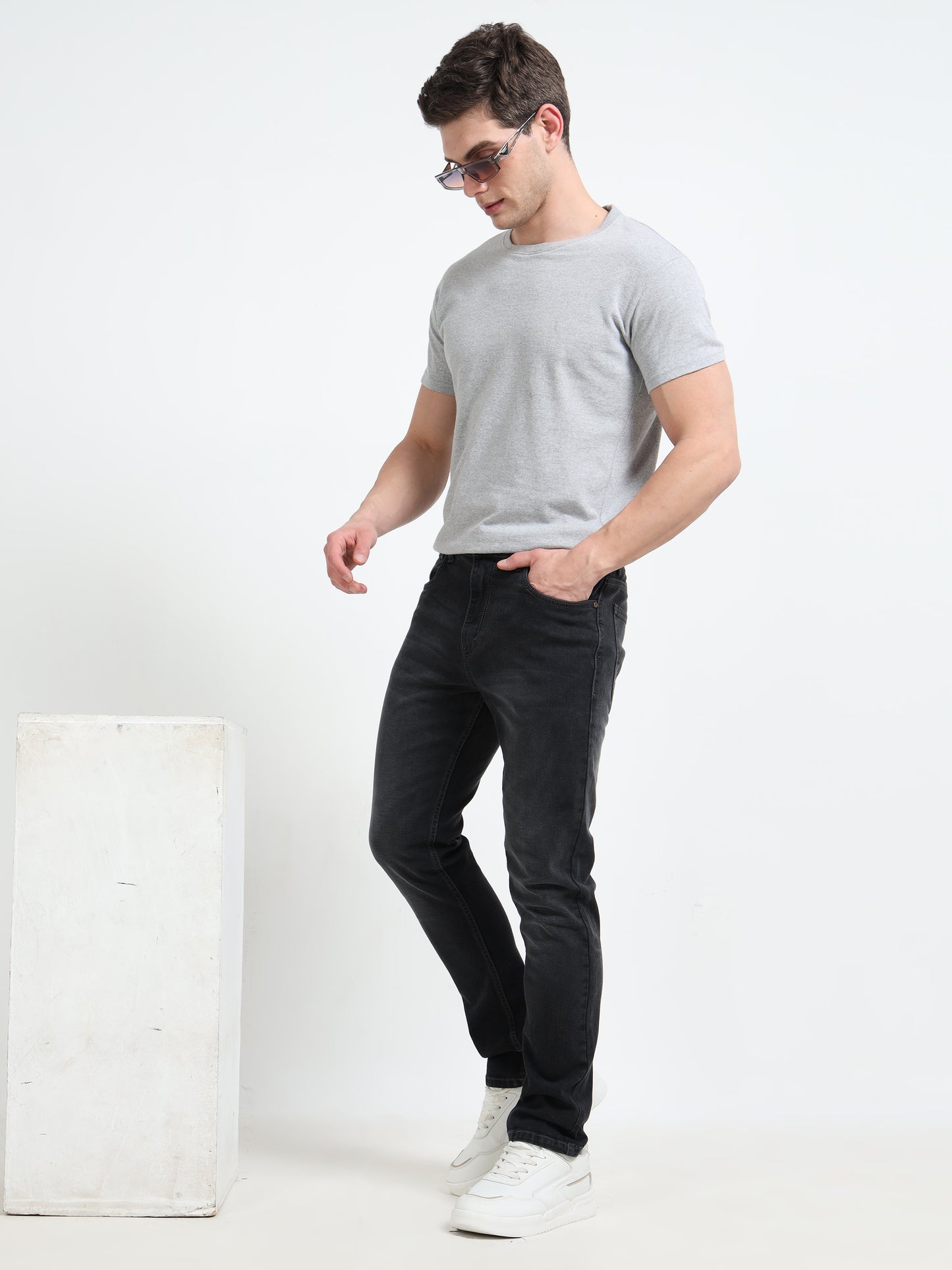 Men's Faded Black Ankle Fit Solid Mid-Rise Jeans